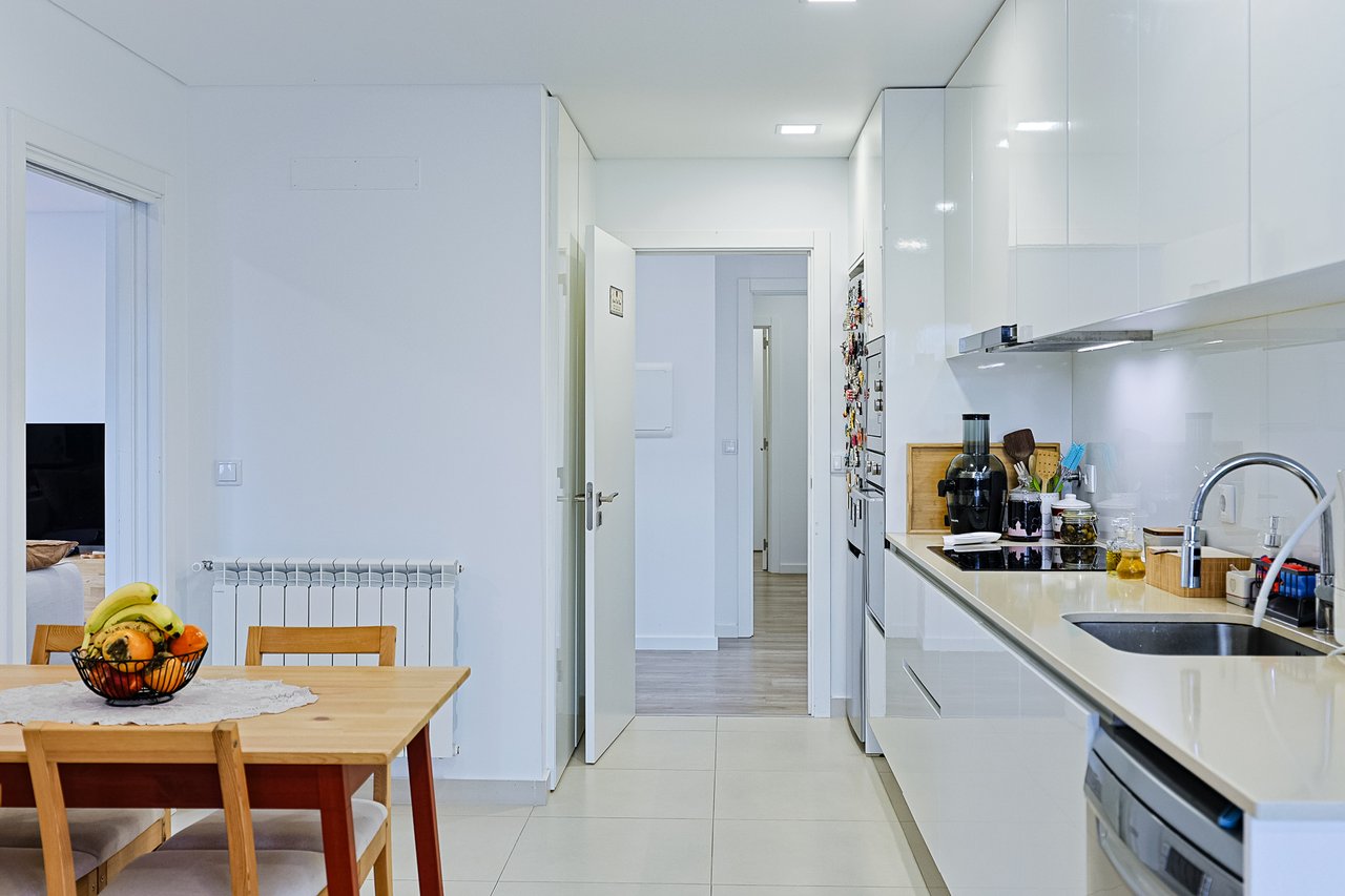 Modern 2-Bed, 2-Bath Apartment in Central Marinha Grande – Near Nazaré