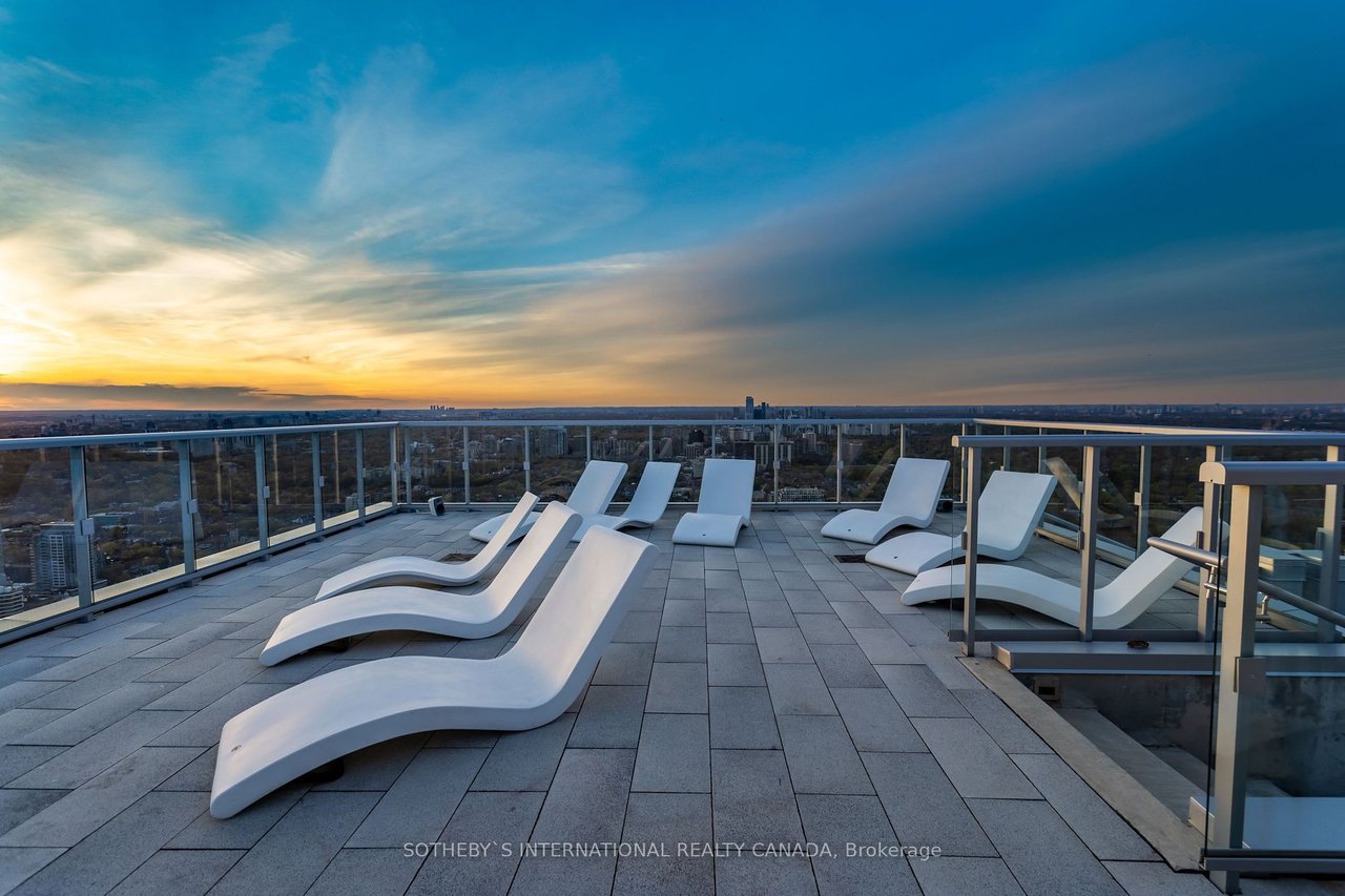 LUXURY SUITE IN YORKVILLE 