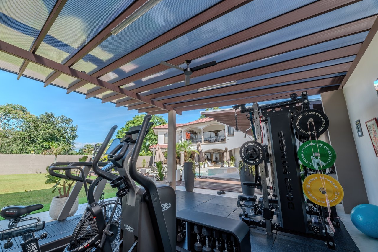 Luxury Home with Pool, Bar Area & Resort-Level Amenities | 5br, 4ba in Perez Zeledon 