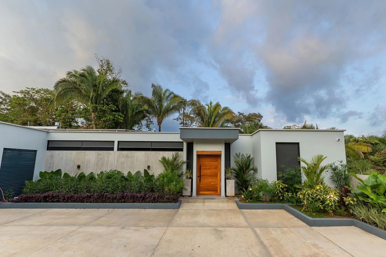 3 Bedroom, Contemporary Estate home in Manuel Antonio 