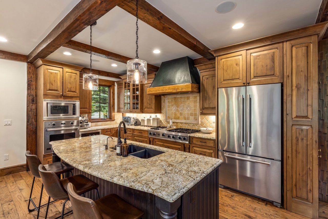 922 June Creek: A Builder's Personal Paradise