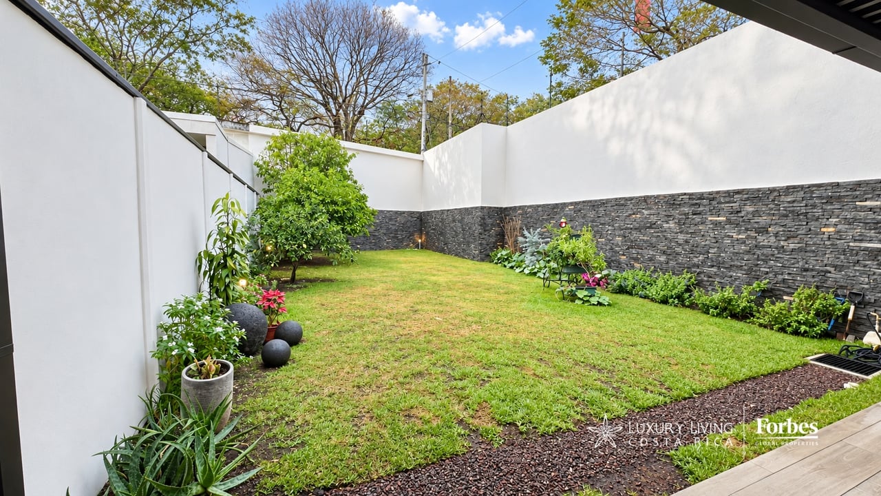 21566 - Contemporary corner home with 3 bedrooms and a garden in Lindora