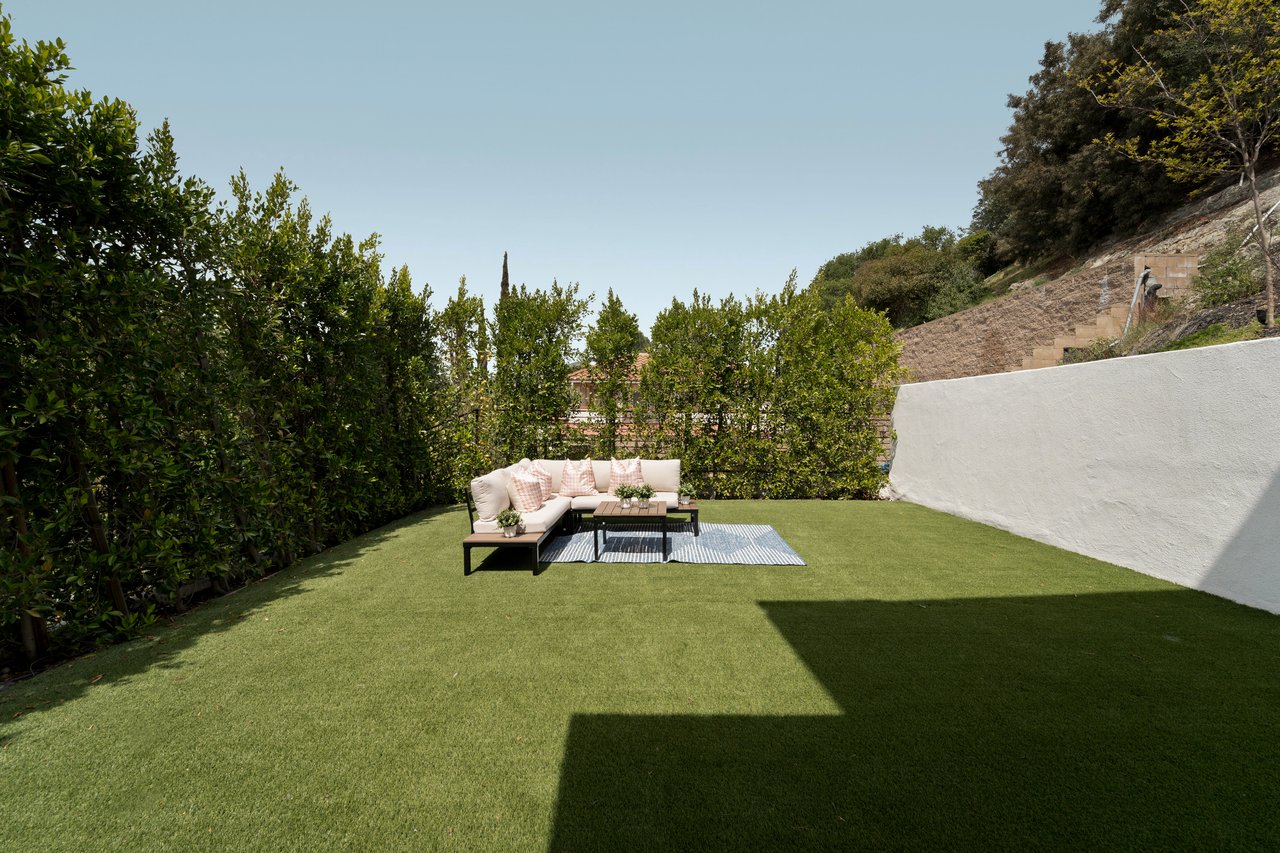 350 Mount Carmel Dr, Glendale 