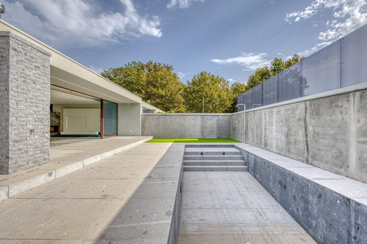 Contemporary 3-Bedroom Luxury Villa with Pool and Large Basement in Palmeira, Braga