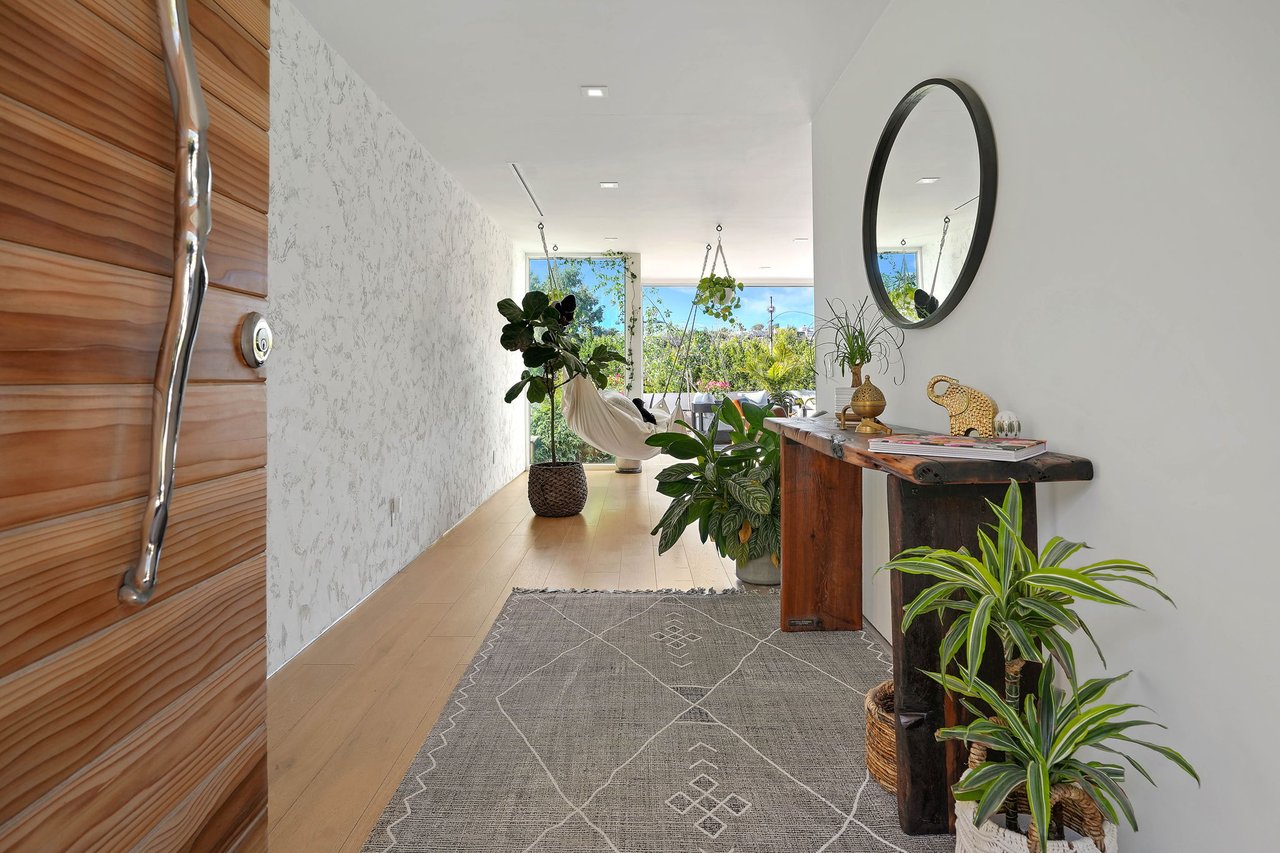 2615 La Cuesta Drive