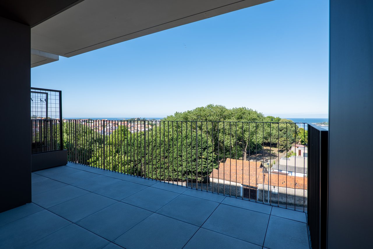 Luxury 4-Bedroom Apartment in Porto