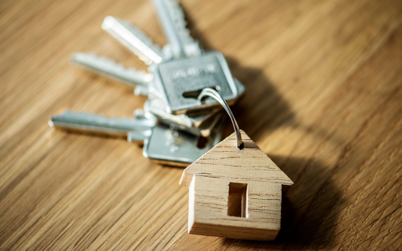 The Great Debate: Owning a House vs. Renting – Exploring the Benefits