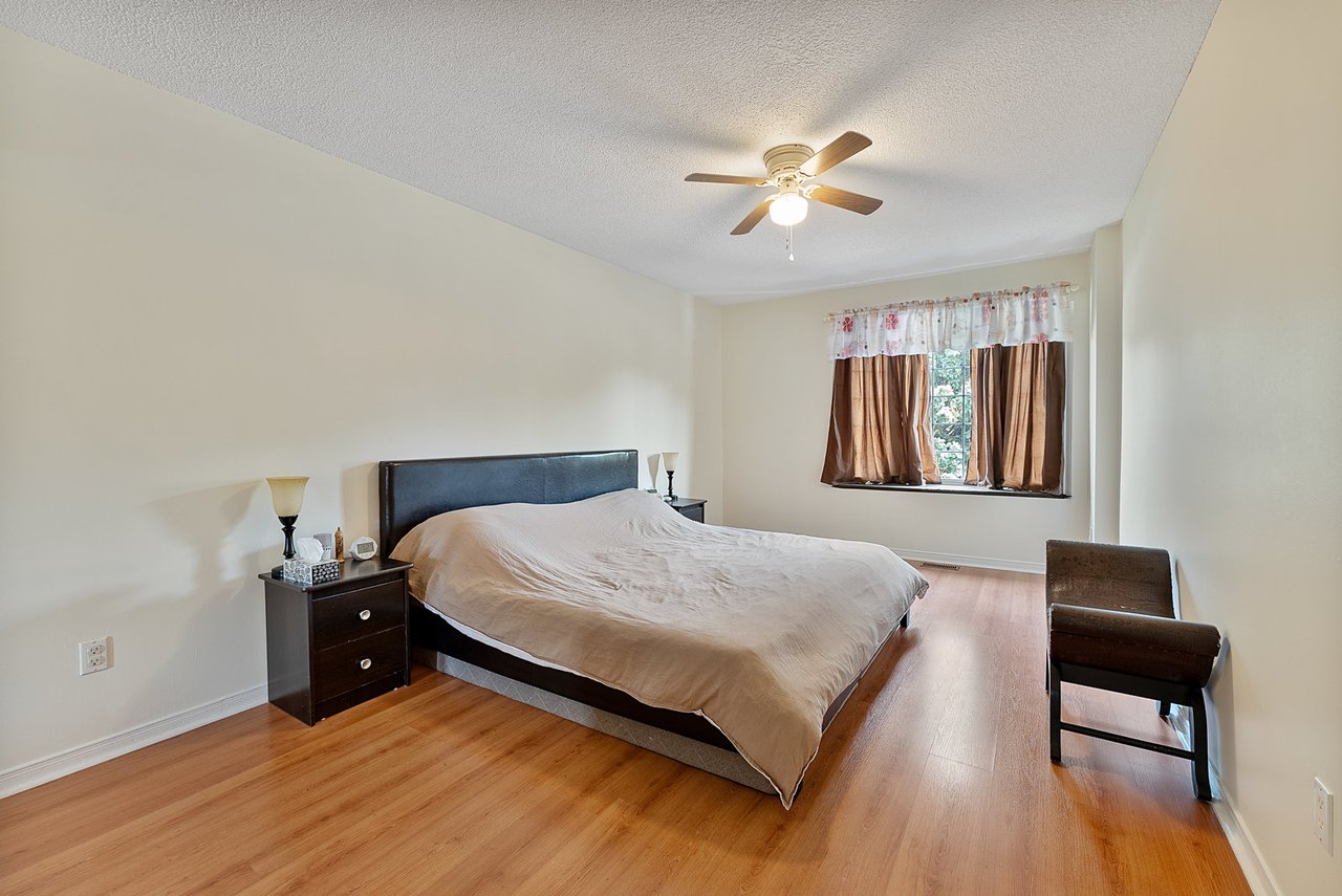 28 Thornway Ave