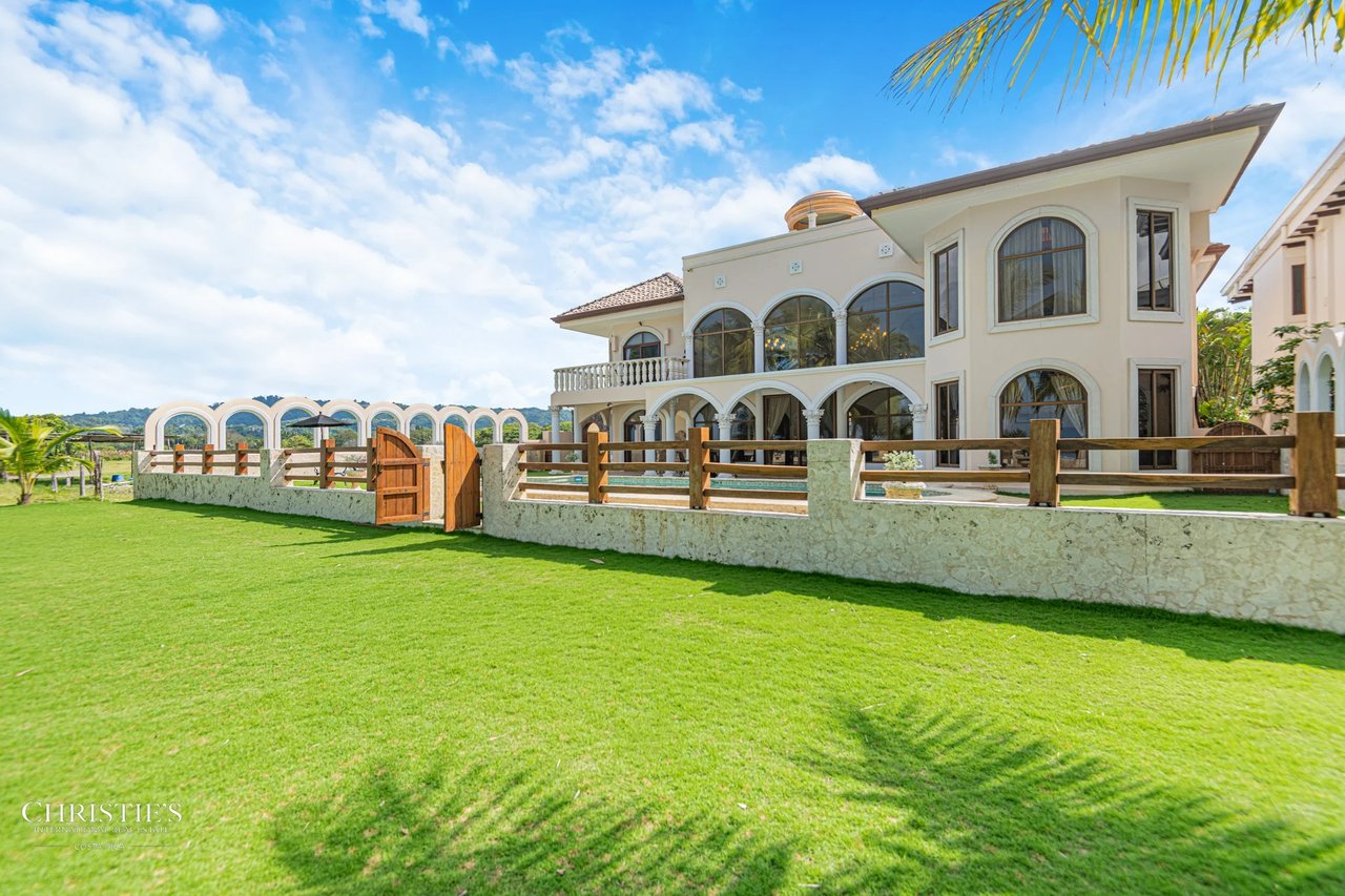 Hermosa Villa Beachfront Estate