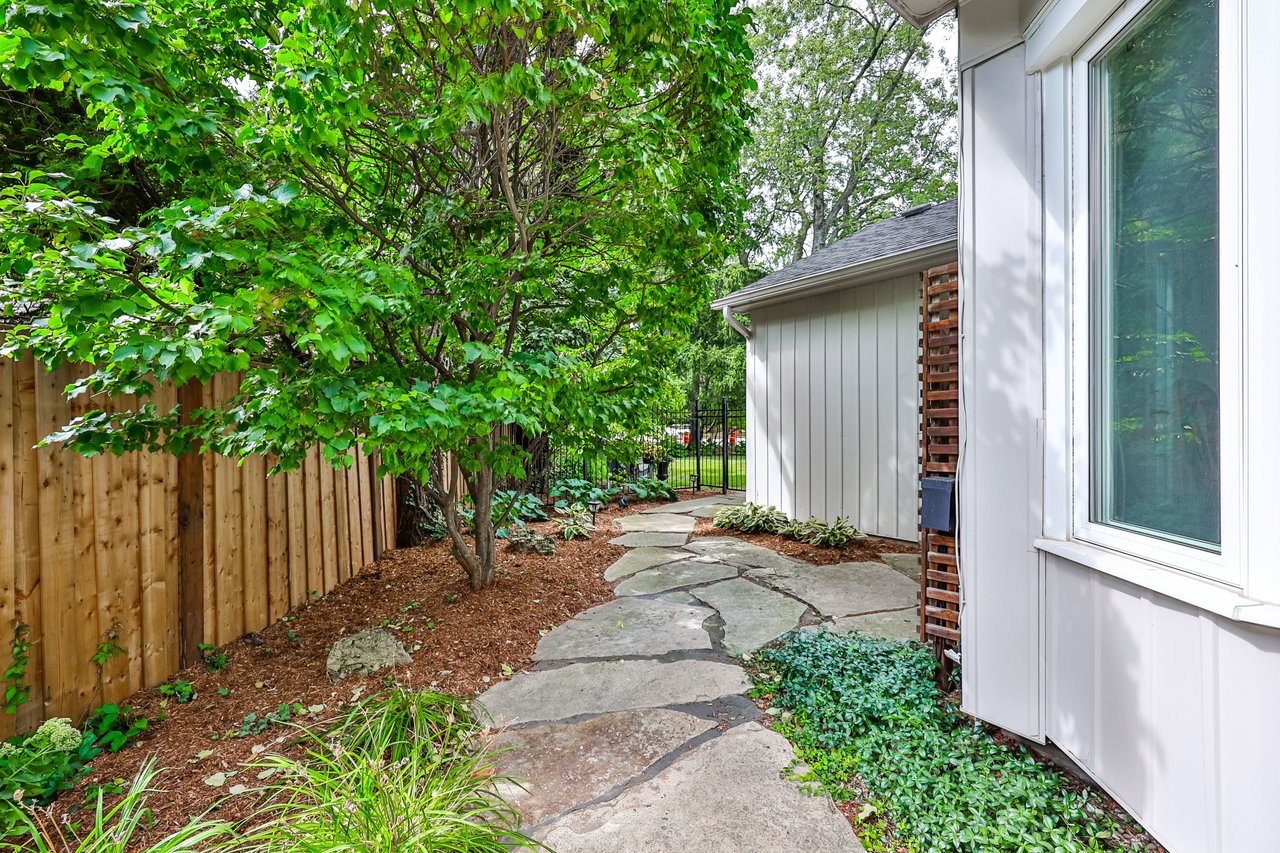 206 Rossmore Boulevard, Burlington