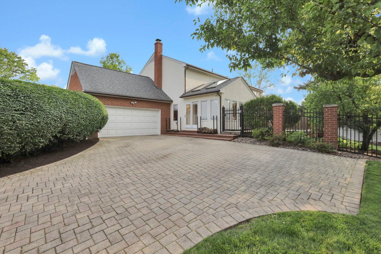 2560 CHARTWELL RD, UPPER ARLINGTON, OH 43220