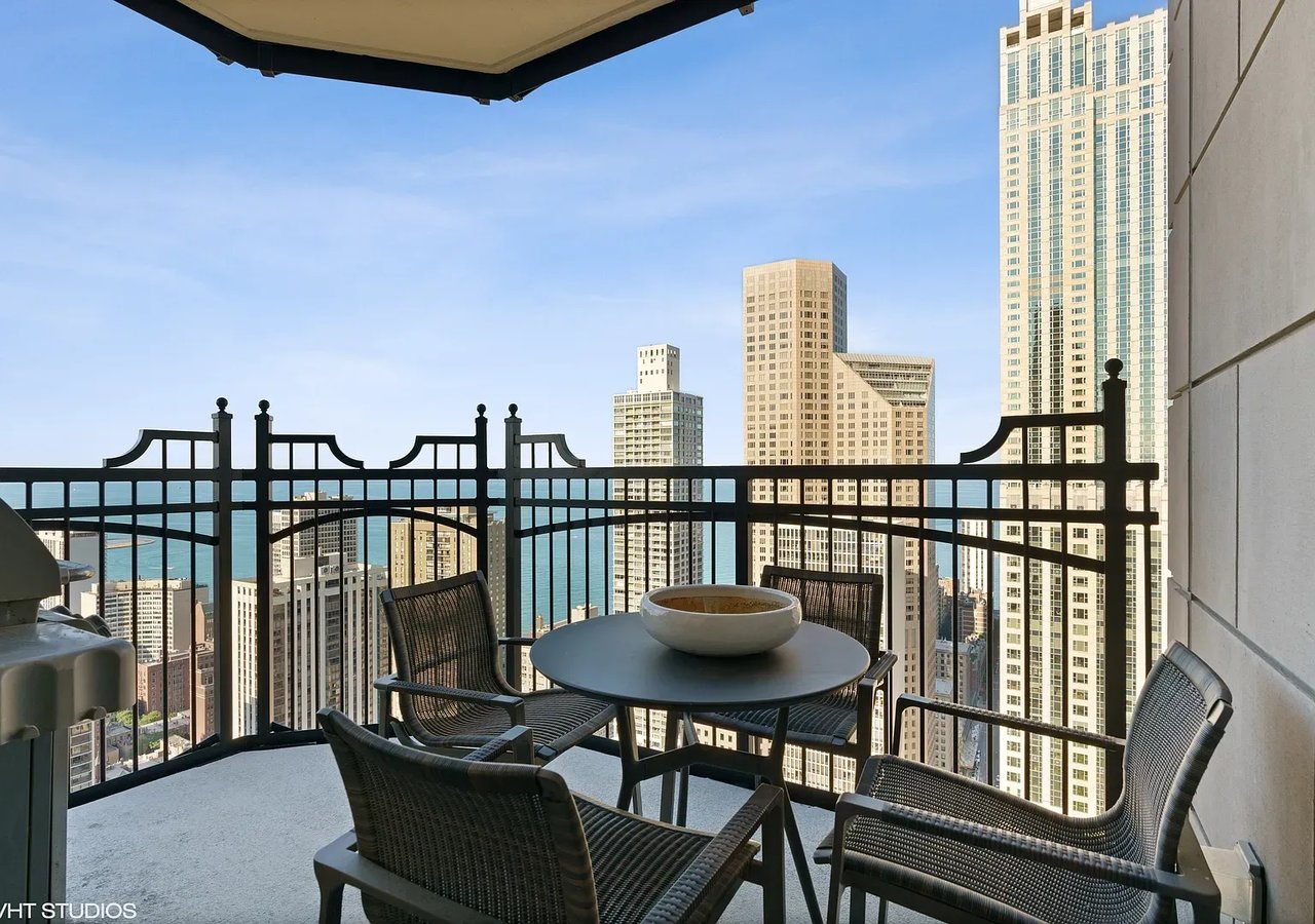 11 E Walton St APT 4202
