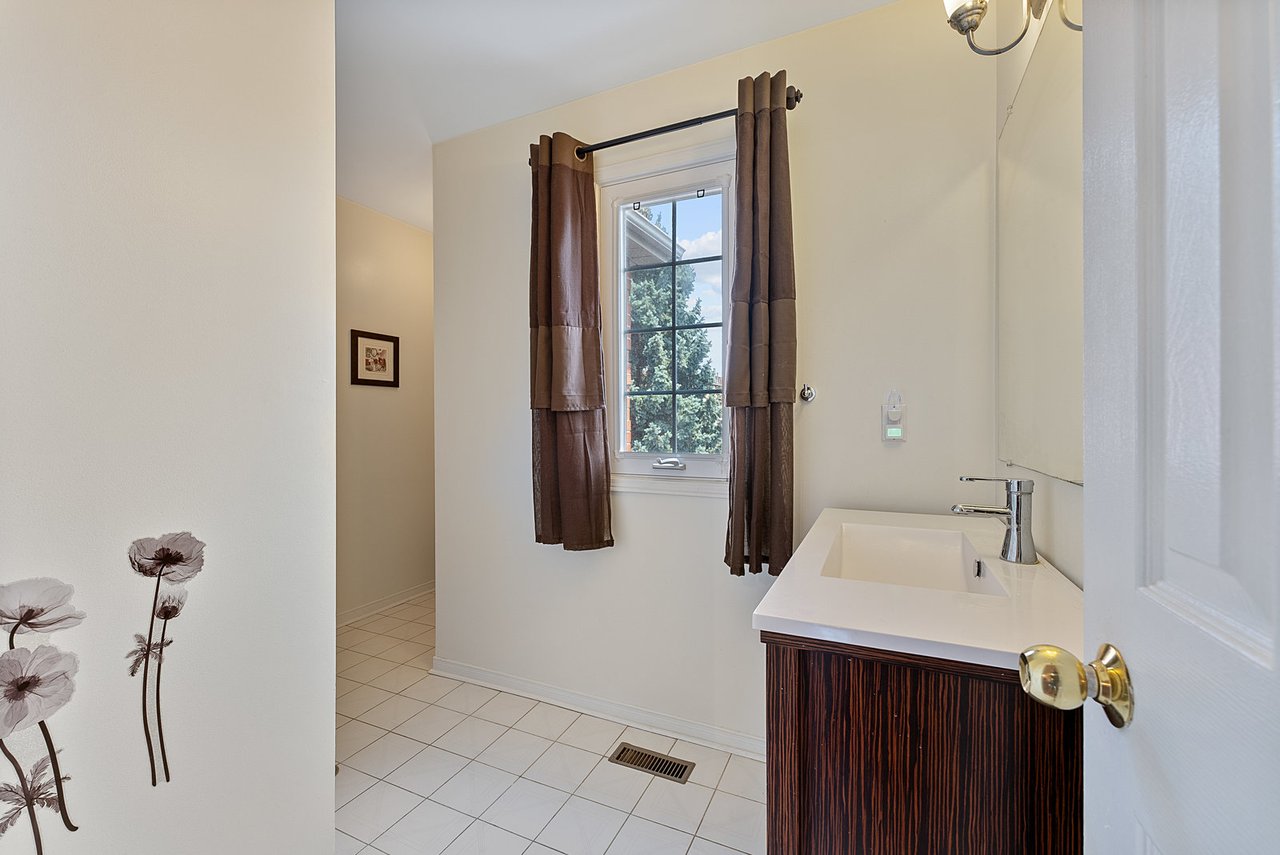 28 Thornway Ave