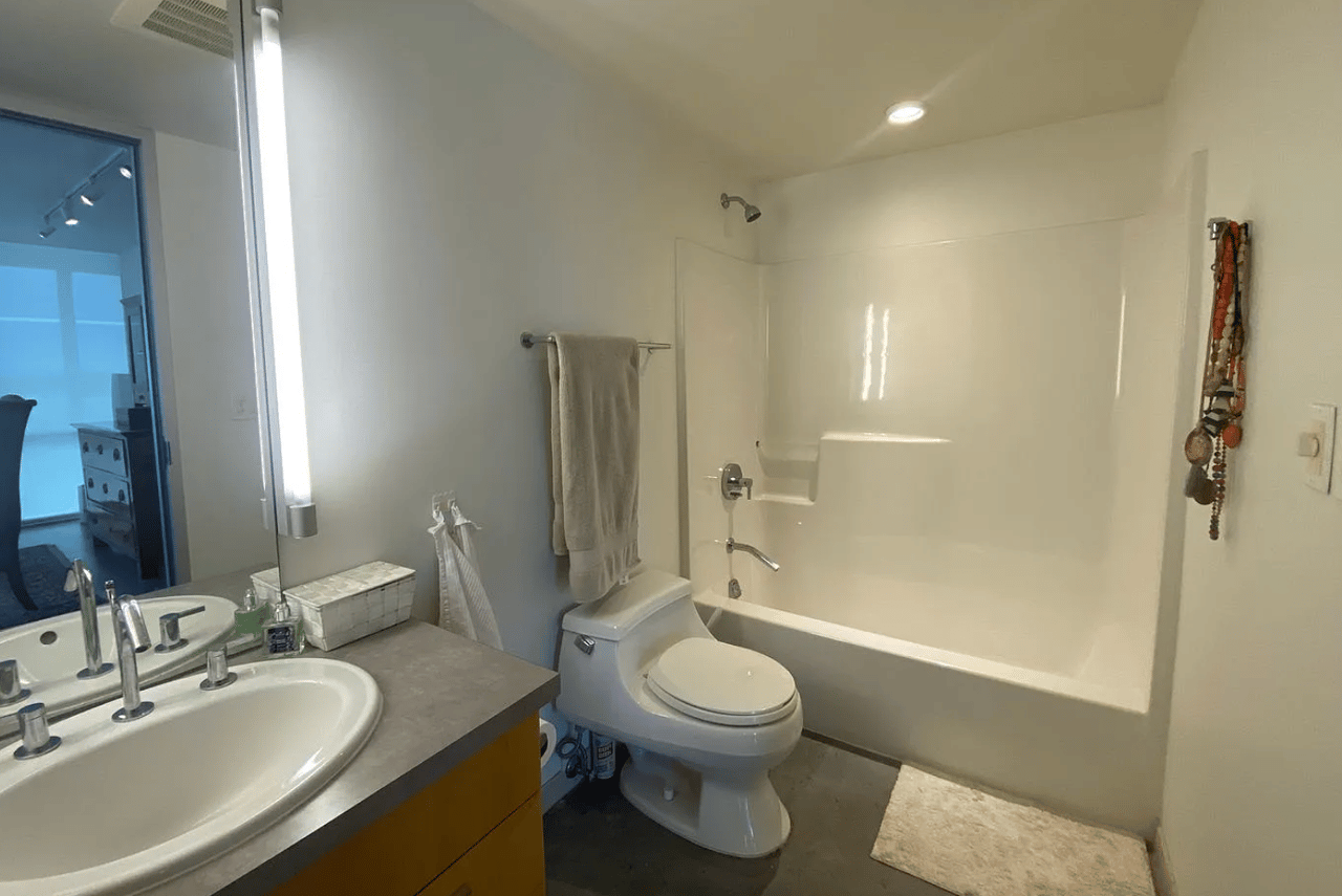 221 E College St Apt 709