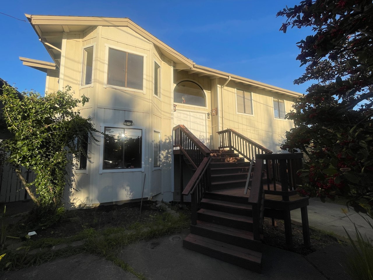 Front of 100 Montana before remodel