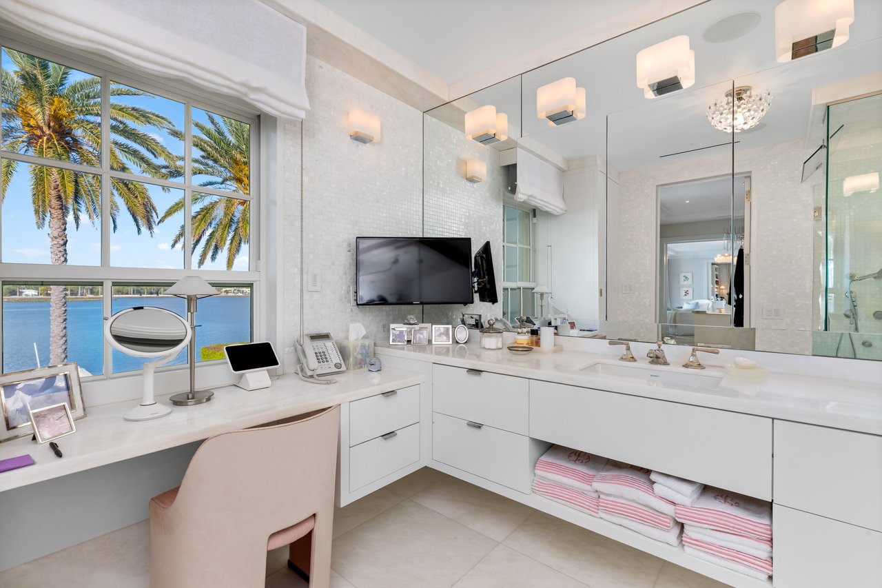 Georgian Waterfront Mansion on Everglades Island