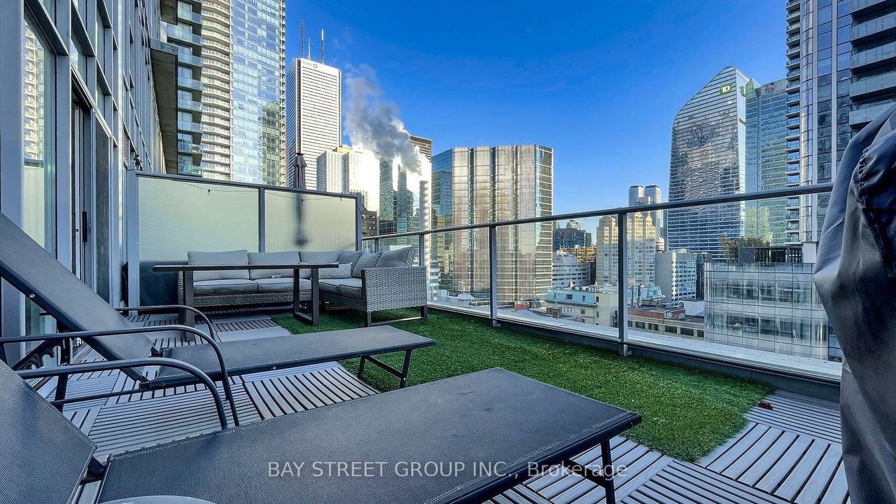 STUNNING SUNNY PENTHOUSE