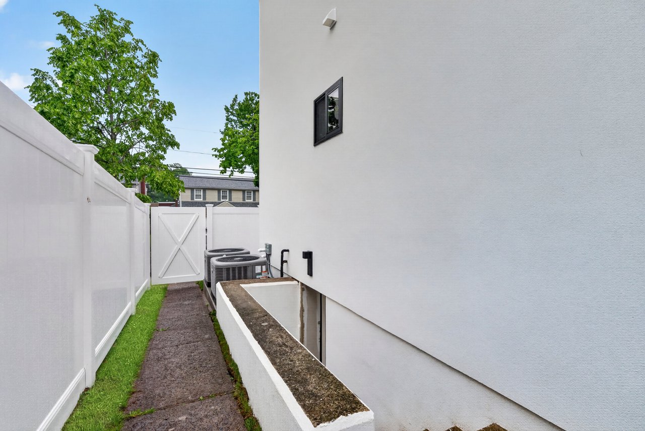 887 Linden Ave, Ridgefield, NJ 07657