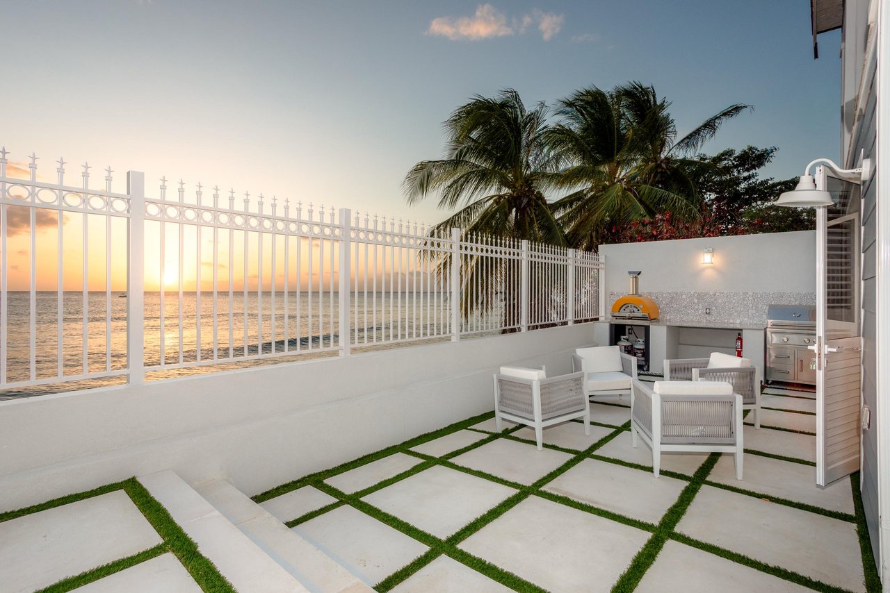 Sea Breeze Beach House 