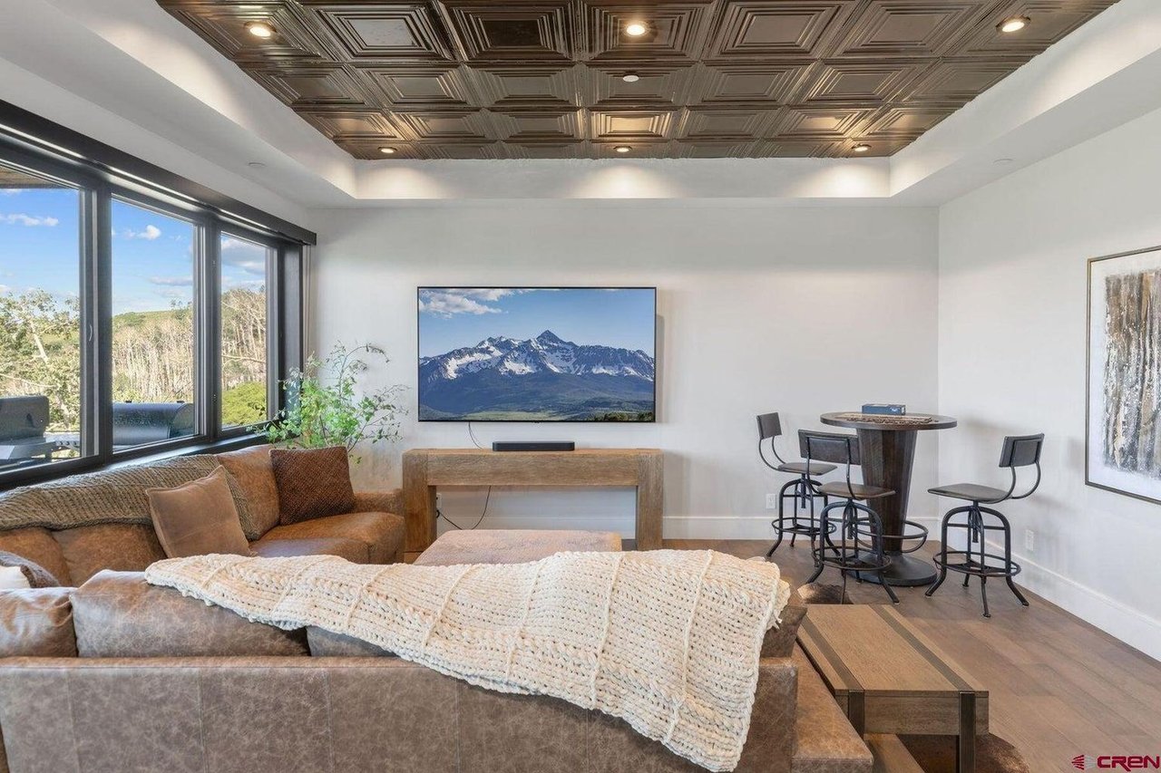 216 E Serapio Dr