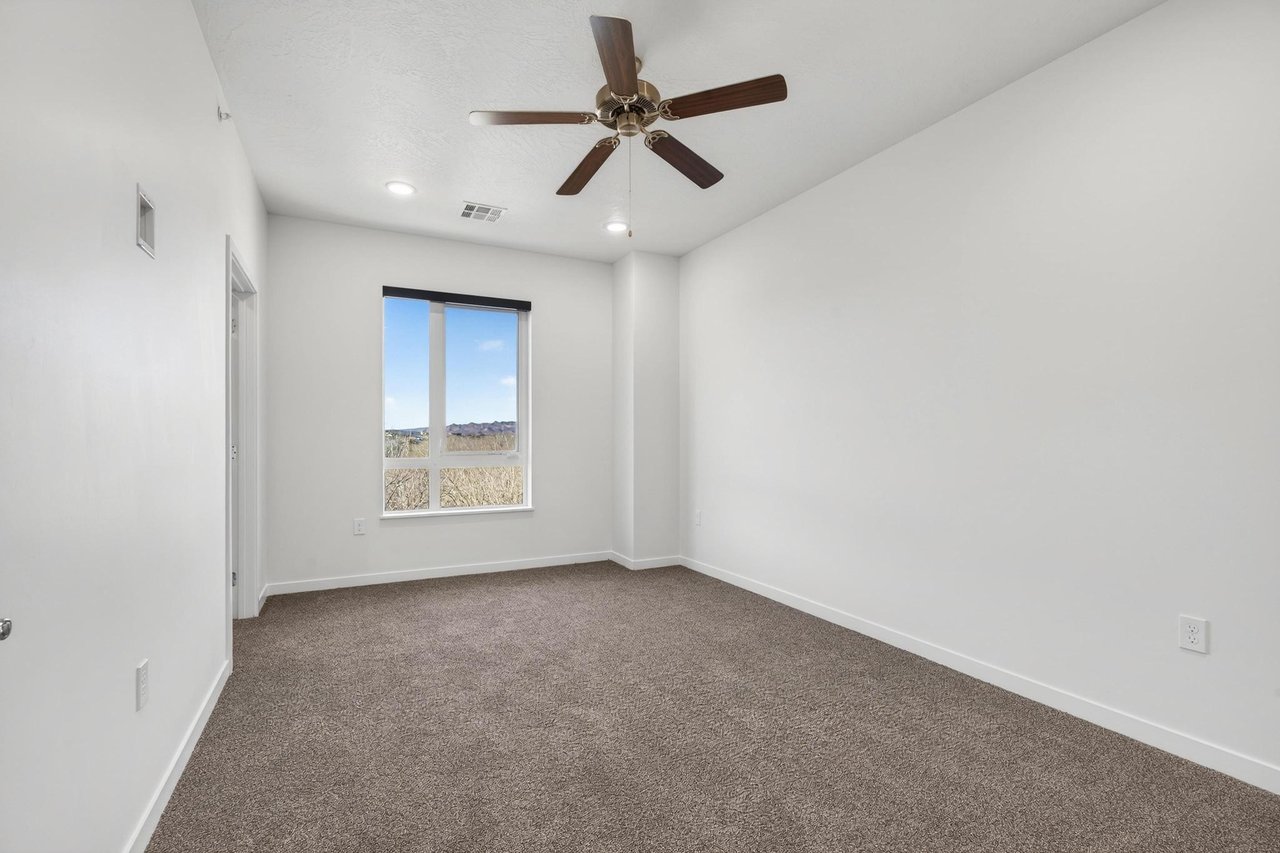983 W State St B-104