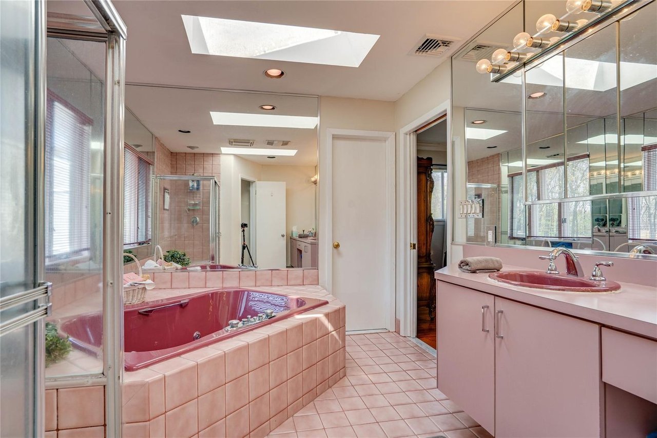 1 Stonehurst Ln