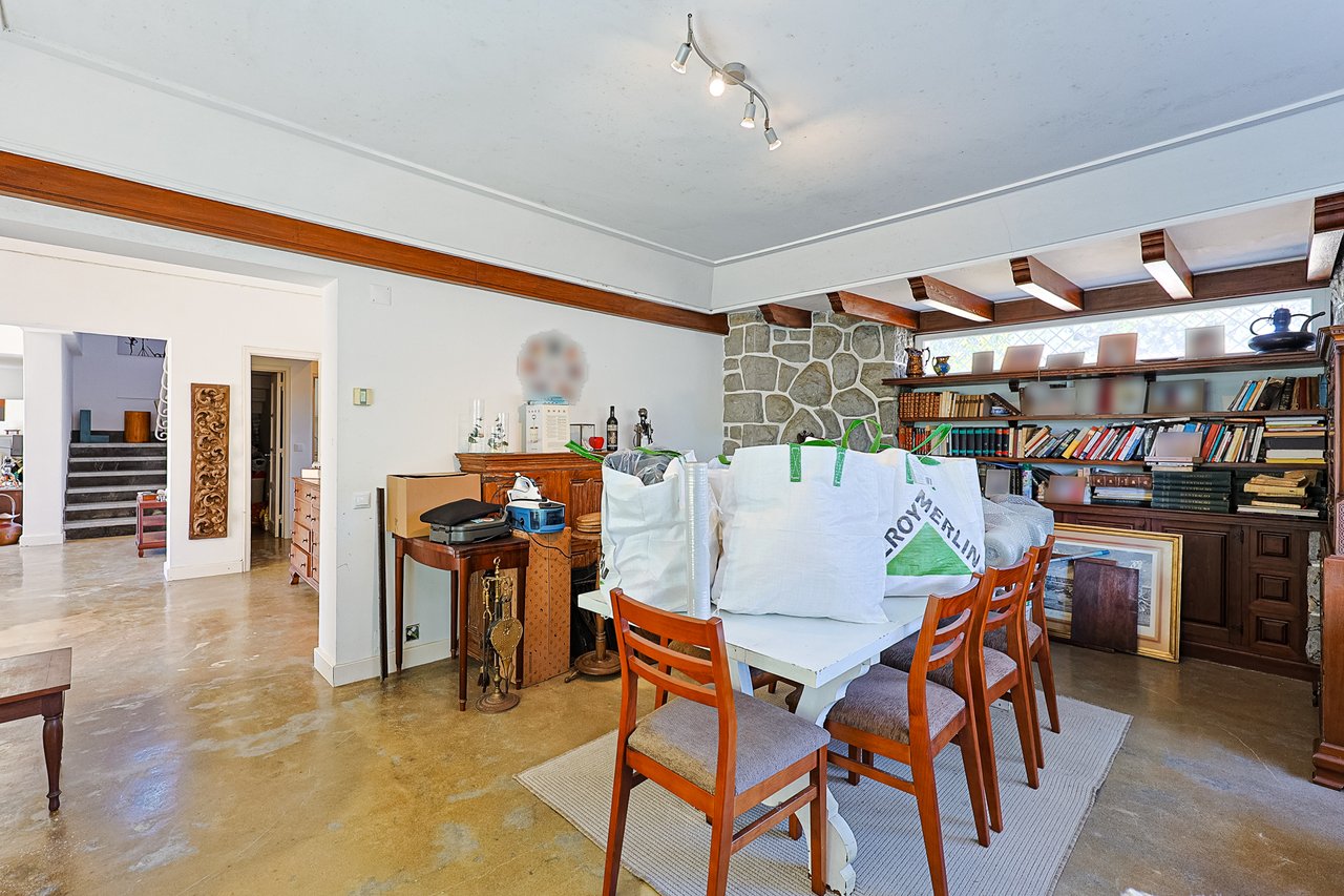 Spacious 5-Bedroom Villa with Expansive Garden Near Sintra in Colares
