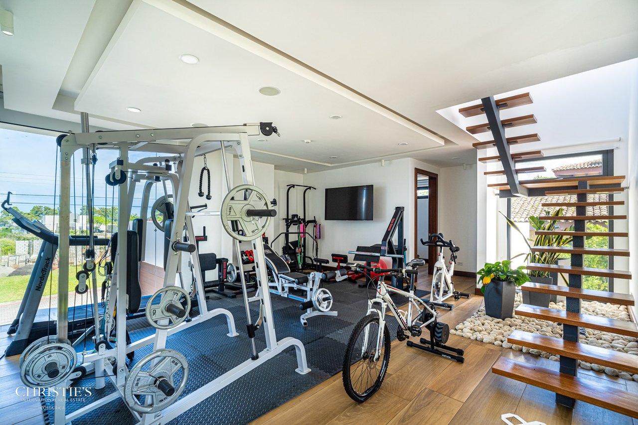 Modern Elegance with Panoramic Views – Exclusive Las Gemas Residence