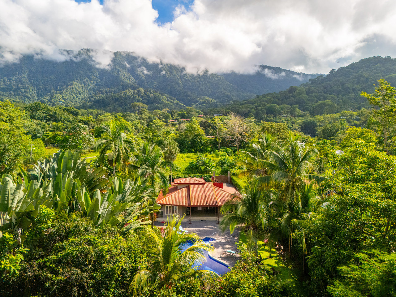 Casa Luna, 3bed /3bath Private Oasis, Convenient Location