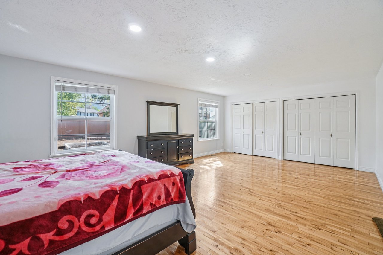 11343 S Clifford Cir