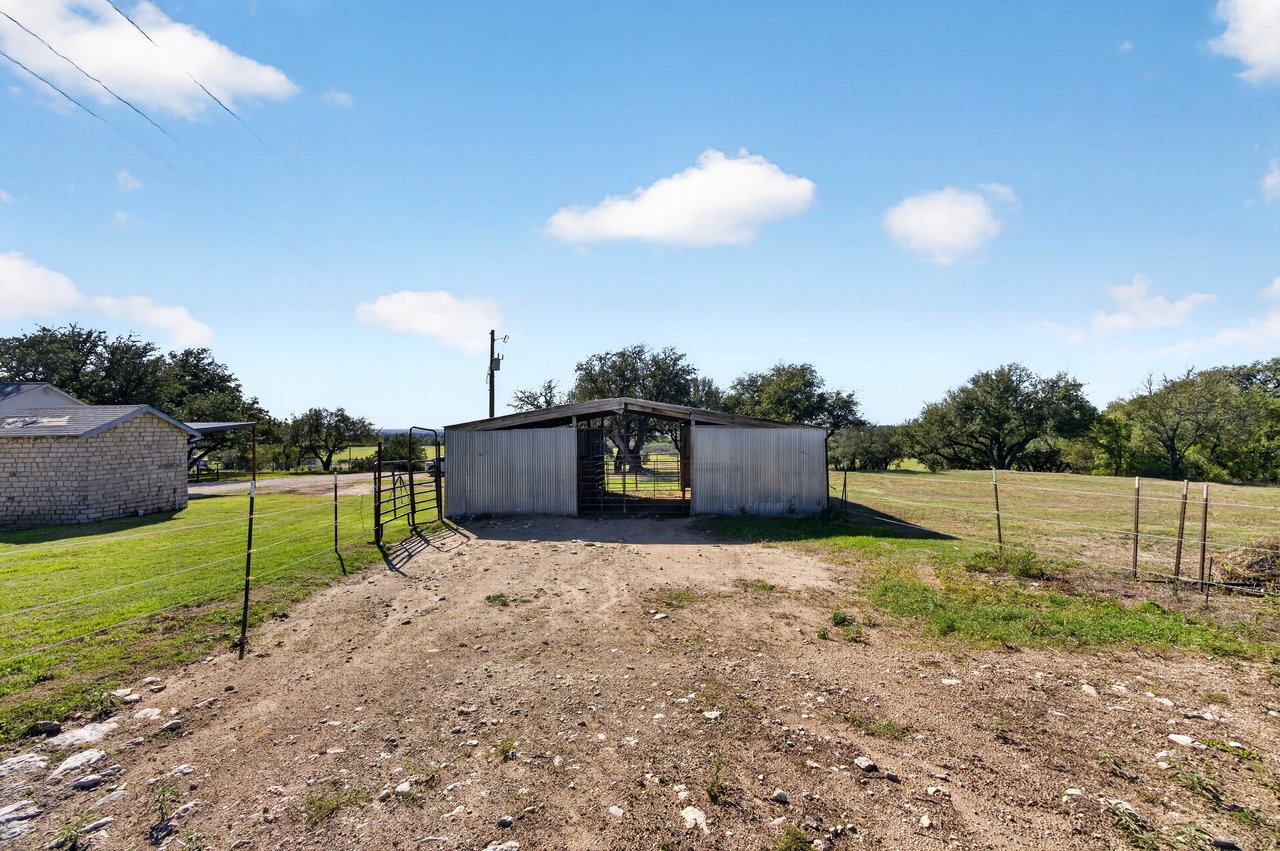 277 Private Road 1611