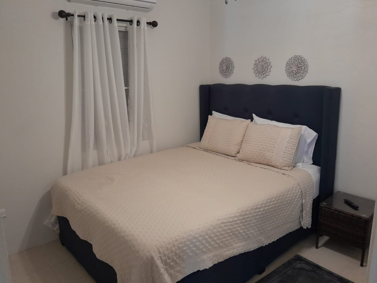 Suburban Comfort 2 bed 1 bath apartment