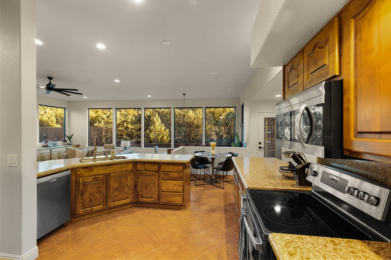 Splendor-Close to town, Huge Spa/Game Rm/Free Pets!