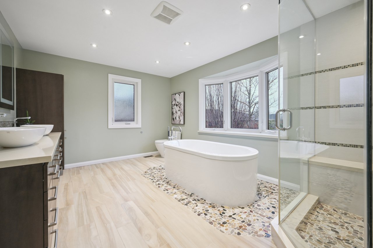 Prestigious Glen Abbey living with a backyard made for summer