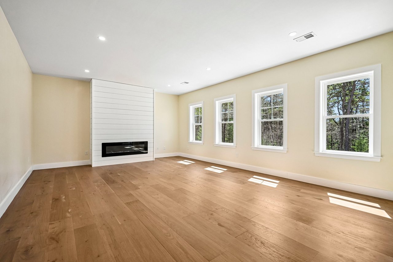 33 Seabiscuit Dr, Plymouth, MA 02360