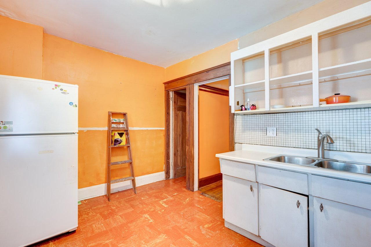 369 Coxwell Ave