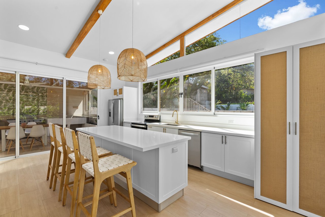 Casa Vista Grande | Lovely Modern Home at the Beach with Space to Build
