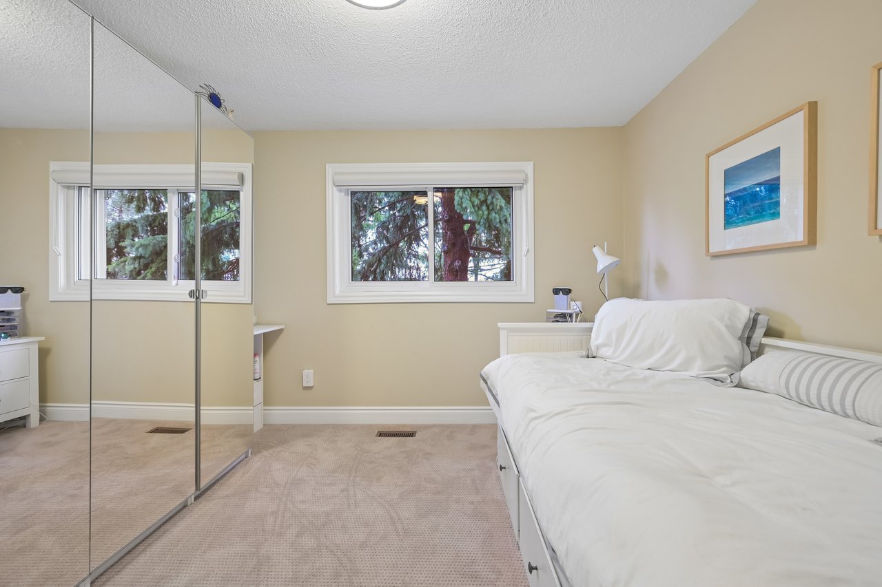 Ravine Living in Glen Abbey!