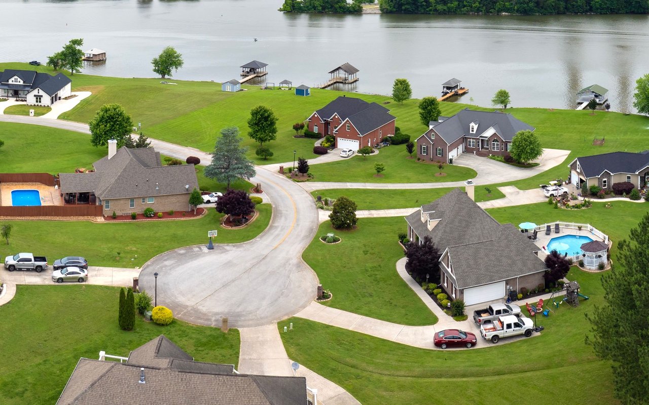 Lakeside neighborhood with detached homes, private docks, and swimming pools.