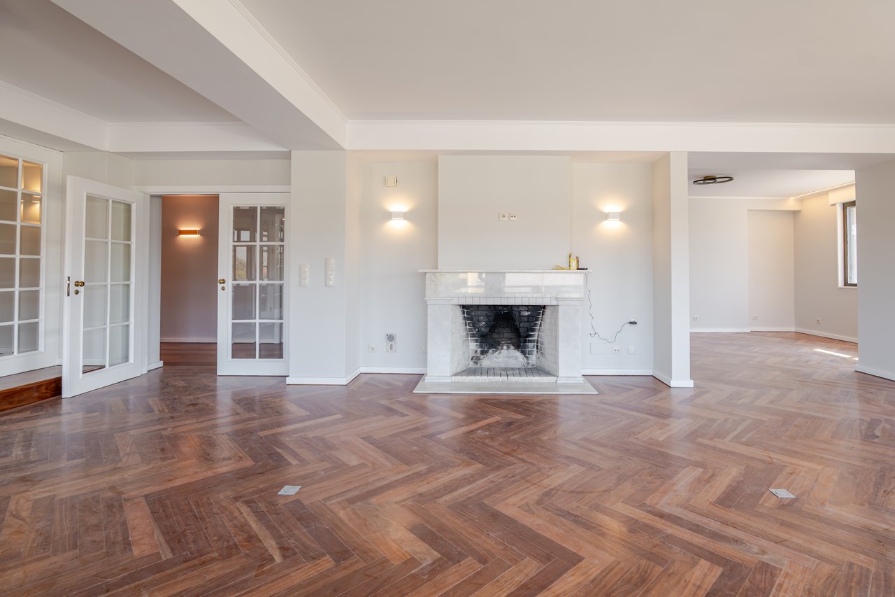 Luxury 5-Bedroom Apartment with Balcony & Private Garage in Foz do Douro, Porto