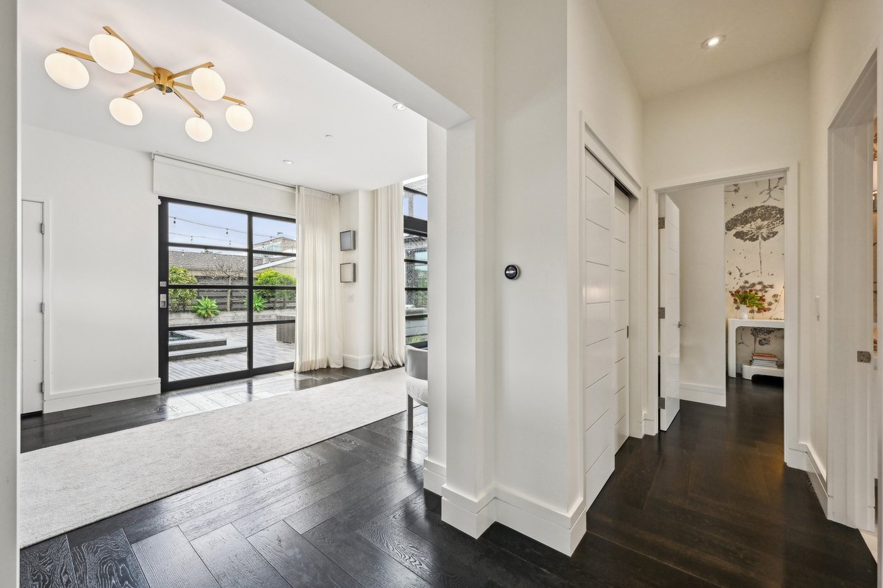 A Waterfront Masterpiece of Modern Luxury