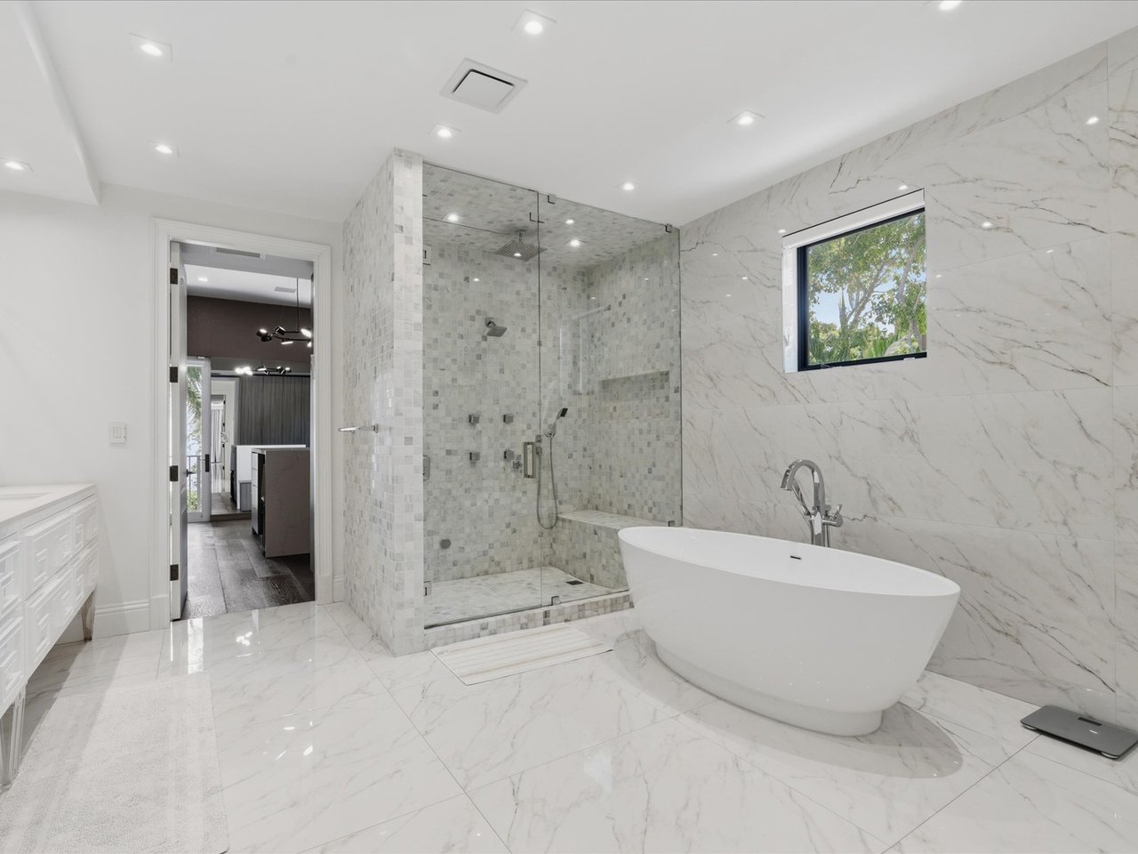 70 Camden Dr, Bal Harbour