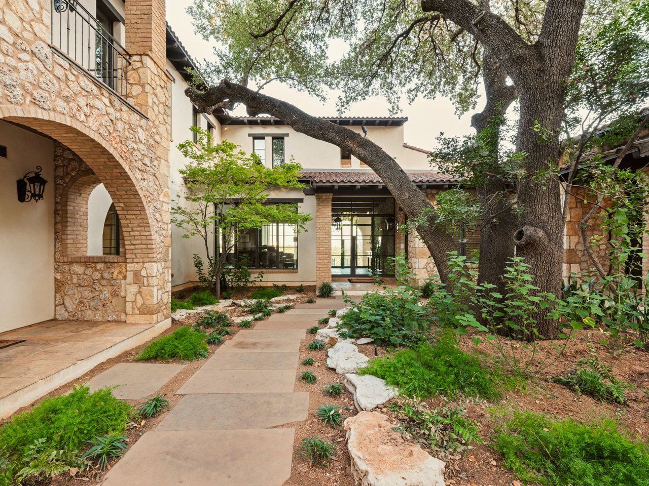 LAKESHORE HORIZON: WATERFRONT VILLA WITH LAKE & CITY VIEWS
