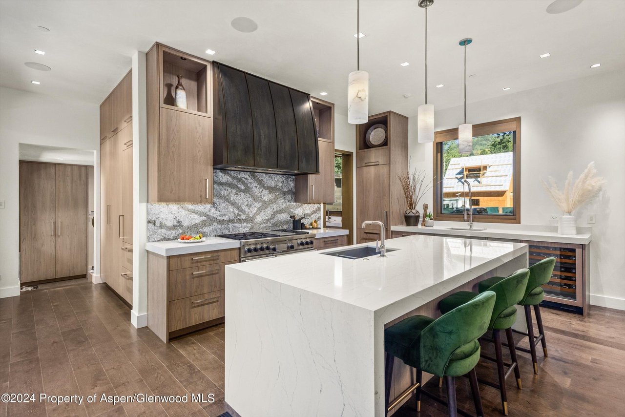 700 W Smuggler Street