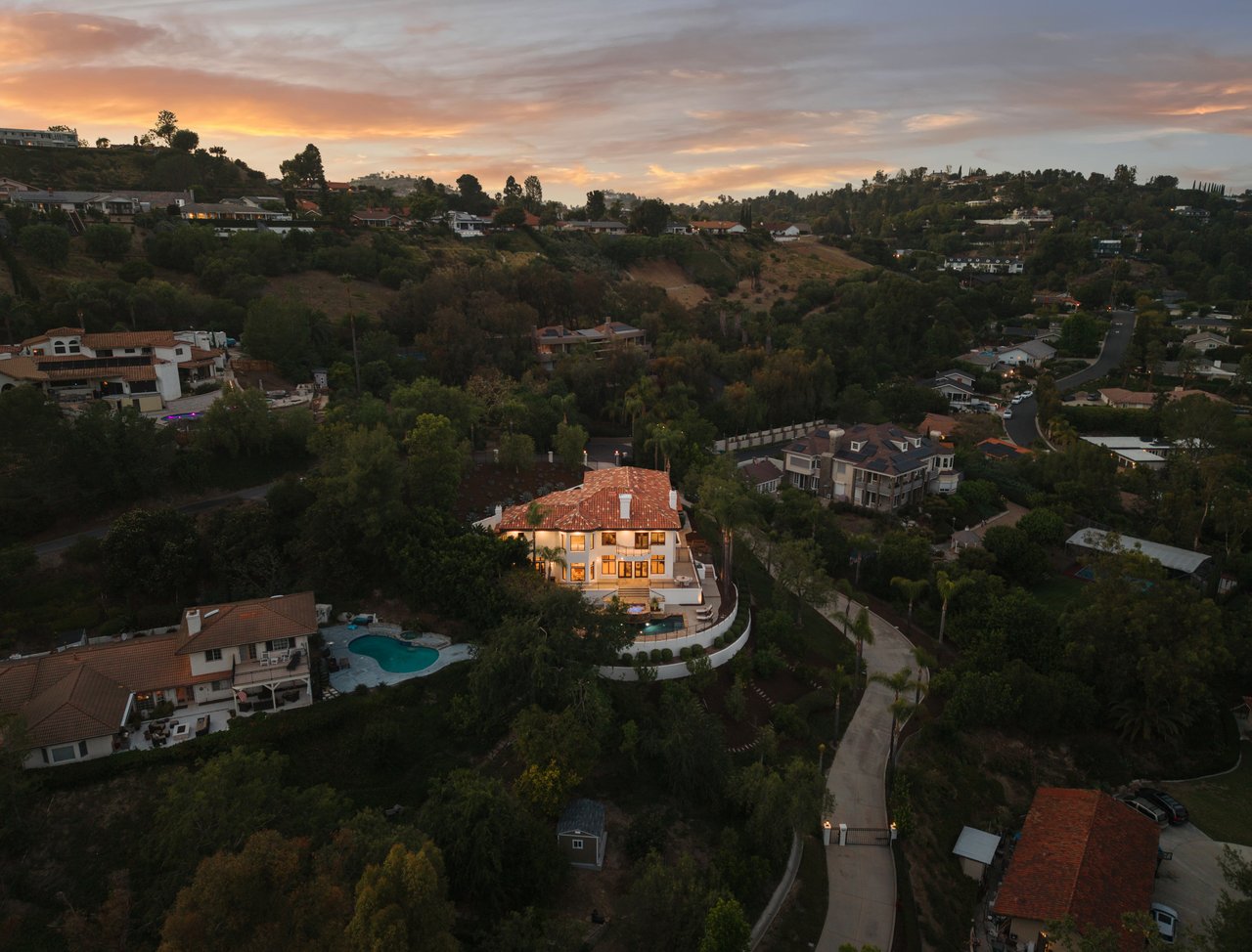 1805 Holly Tree Lane
