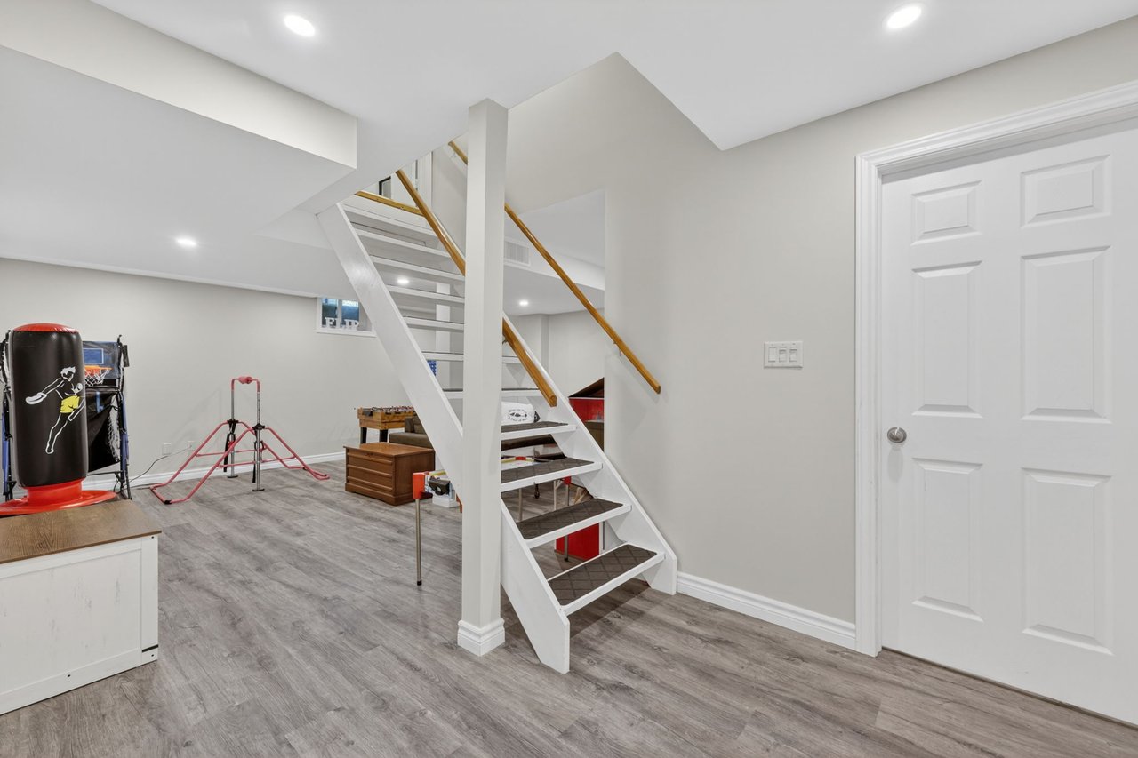 990 Anna Maria Ave