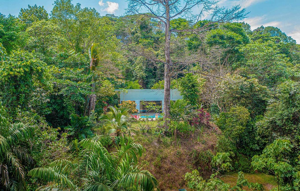 Charming 2-Bedroom Home in Ojochal, right off Finca Marañon, with stunning jungle & mountains views.