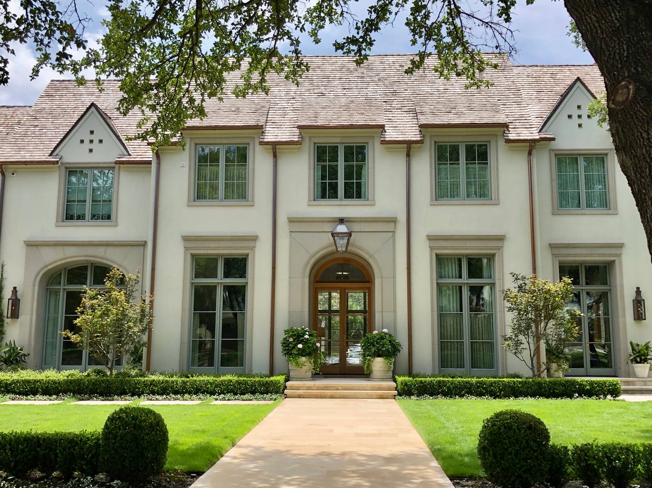 Expansive 4,500+ sq. ft. luxury legacy estate in River Oaks, Houston, representing the 2026 Houston Arbitrage investment value compared to Austin or Dallas.
