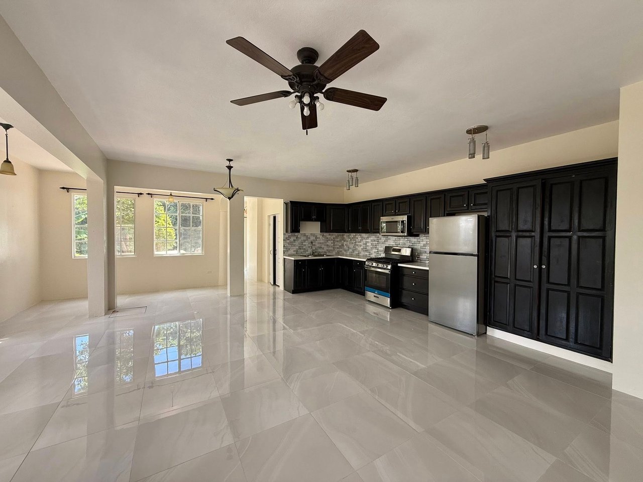 1084 Private Estate with Income