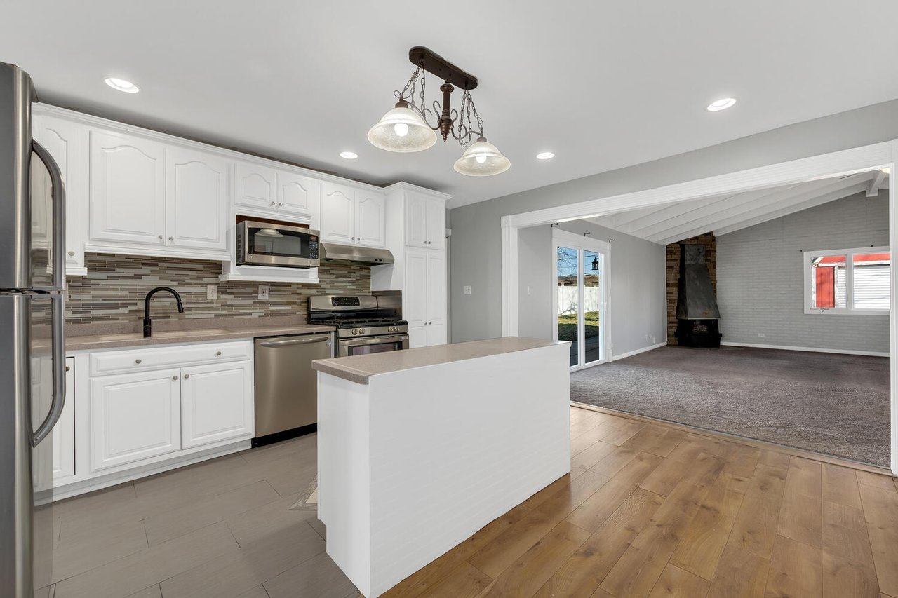 27 Hawthorne Ln, Streamwood IL. Move-In Ready Ranch with Vaulted Living Space